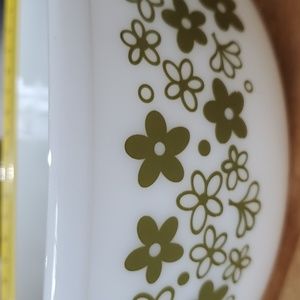 404 4 qt pyrex green flower pattern mixing bowl